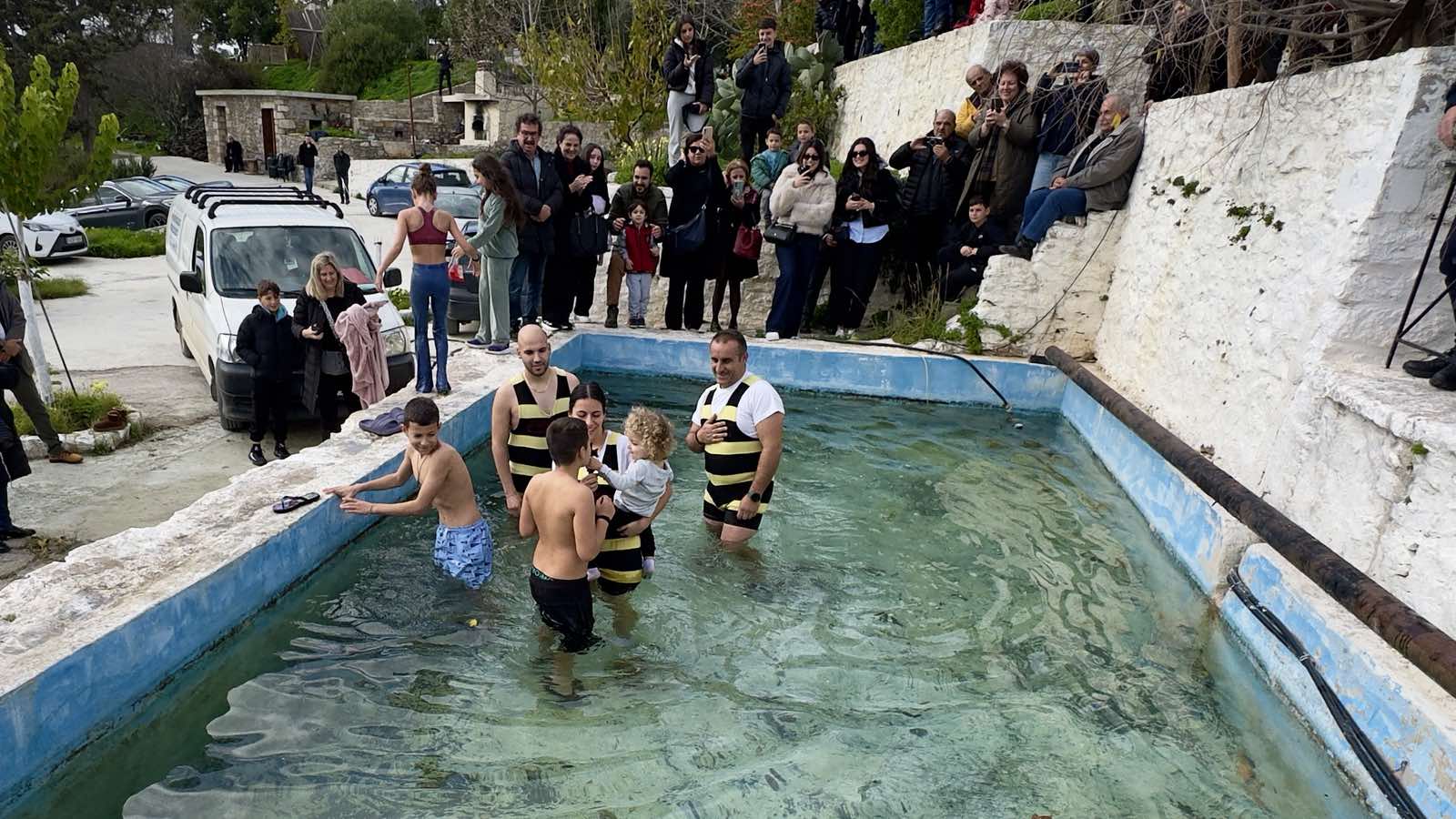 Καστέλλι: Με κατάνυξη ο εορτασμός του Αγίου Ιωάννη στη Μονή Καλλέργη – Αναβίωσε το ξεχωριστό έθιμο της «στέρνας» (Φωτο)