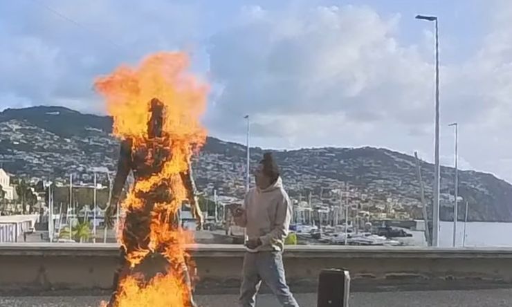 Κριστιάνο Ρονάλντο: Συναγερμός στην Πορτογαλία! Νεαρός έβαλε φωτιά στο άγαλμα του «CR7» (βίντεο)