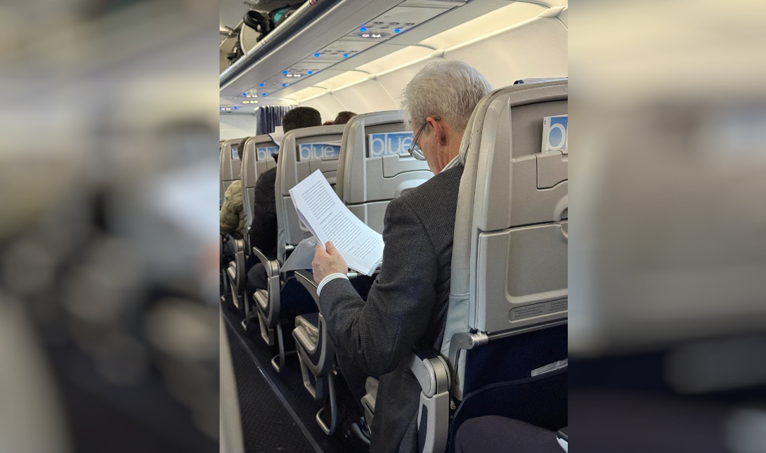 «Αδιάβαστος» στο αεροπλάνο; Ο δήμαρχος Ηρακλείου και το κρίσιμο ραντεβού για τη λειψυδρία