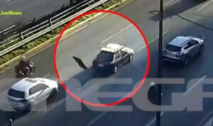 Απίστευτο: Τηλεόραση «πέταξε» από σχάρα αυτοκινήτου – Στο τσακ την απέφυγαν διερχόμενοι οδηγοί – Δείτε βίντεο