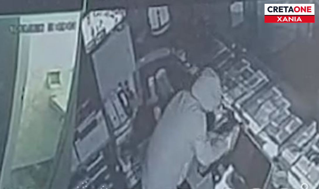 Καρέ – καρέ η «εισβολή» διαρρήκτη σε πρακτορείο ΟΠΑΠ: Η στιγμή που «αδειάζει» το ταμείο – Δείτε βίντεο