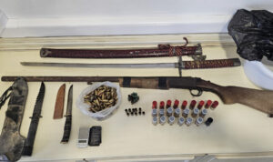 Ηράκλειο: Τους «τσάκωσαν» με καραμπίνα, σπαθί, σφαίρες και χασίς – Ανήλικος ο ένας δράστης