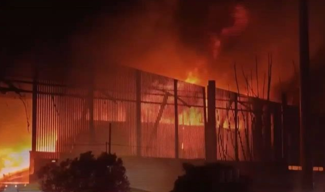«Κόλαση» φωτιάς στο Μενίδι: Στις φλόγες τυλίχτηκε εργοστάσιο πλαστικών – Ήχησε το 112 – Δείτε βίντεο