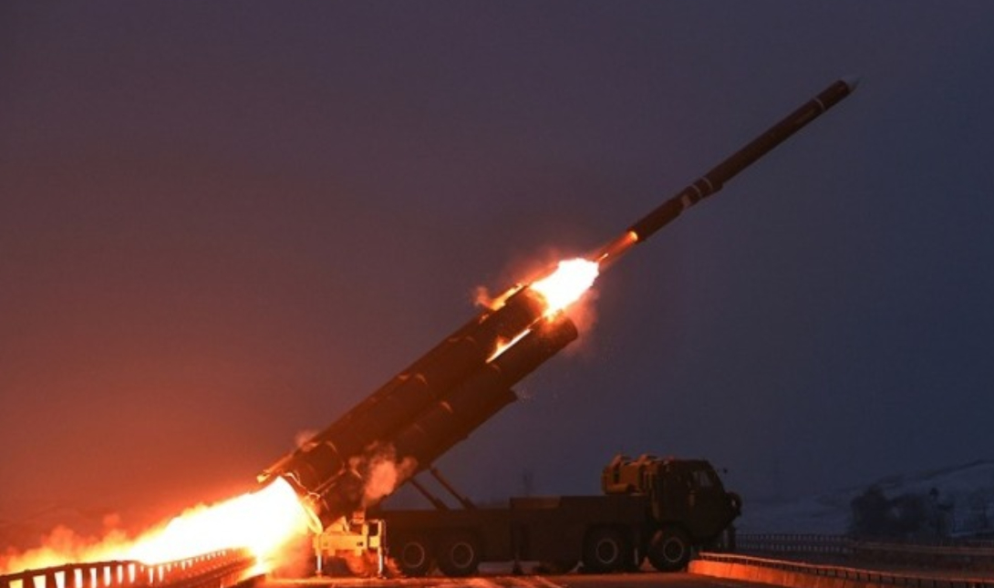 Η Βόρεια Κορέα εκτόξευσε βαλλιστικούς πυραύλους στη σκιά της σύλληψης Μαδούρο