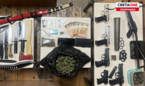 Κρήτη: Τους «τσάκωσαν» με μισό κιλό χασίς, βαλίστρα, πιστόλια και ξιφολόγχη – Δύο συλλήψεις στα Ανώγεια