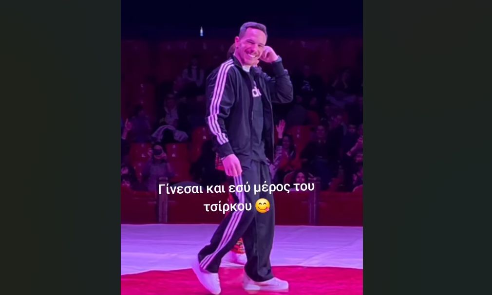 Στιγμιότυπο από την εμφάνιση του Λευτέρη Πετρούνια στο τσίρκο