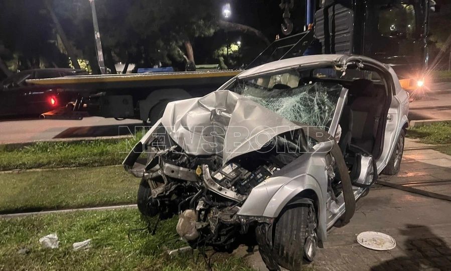 Η στιγμή που το ΙΧ «καρφώνεται» με ταχύτητα στην κολόνα του τραμ στη Νέα Σμύρνη – Πώς έγινε το τροχαίο