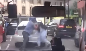 Απίστευτο σκηνικό στη Λάρισα: Σταμάτησαν την κυκλοφορία για να παίξουν ξύλο στη μέση του δρόμου!