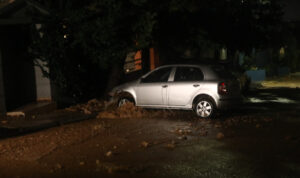 Βομβαρδισμένο τοπίο η Γλυφάδα: Γυναίκα σώθηκε την τελευταία στιγμή από τα ορμητικά νερά – Συγκλονιστικό βίντεο