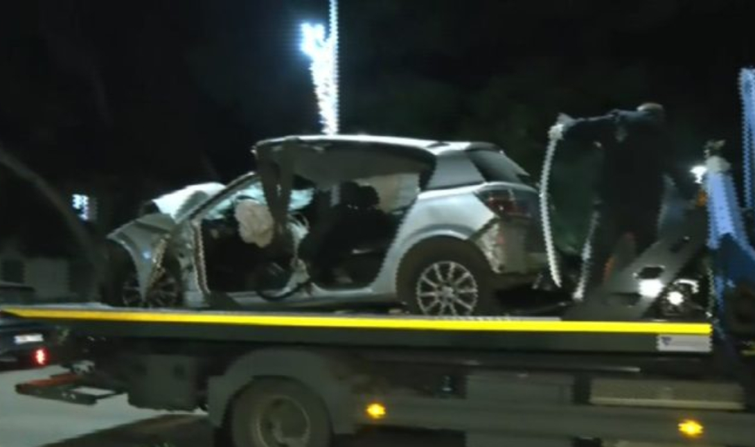 Σοβαρό τροχαίο τα ξημερώματα: Εγκλωβίστηκαν στα συντρίμμια Ι.Χ. δύο άτομα (βίντεο)