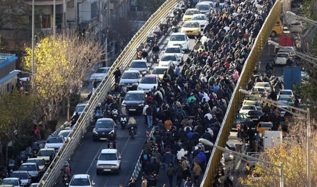 Τύμπανα πολέμου πάνω από το Ιράν – Συνεχίζει τις απειλές ο Τραμπ