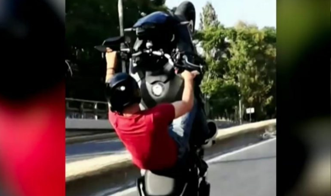 Influencer – μοτοσικλετιστής κάνει σούζες για τα likes… Κυνηγητό για τον εντοπισμό του
