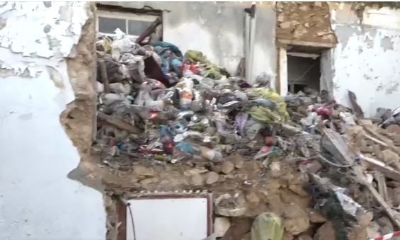 Κατέρρευσε εγκαταλελειμμένο κτίριο στον Πειραιά – Ζημιές σε αυτοκίνητα