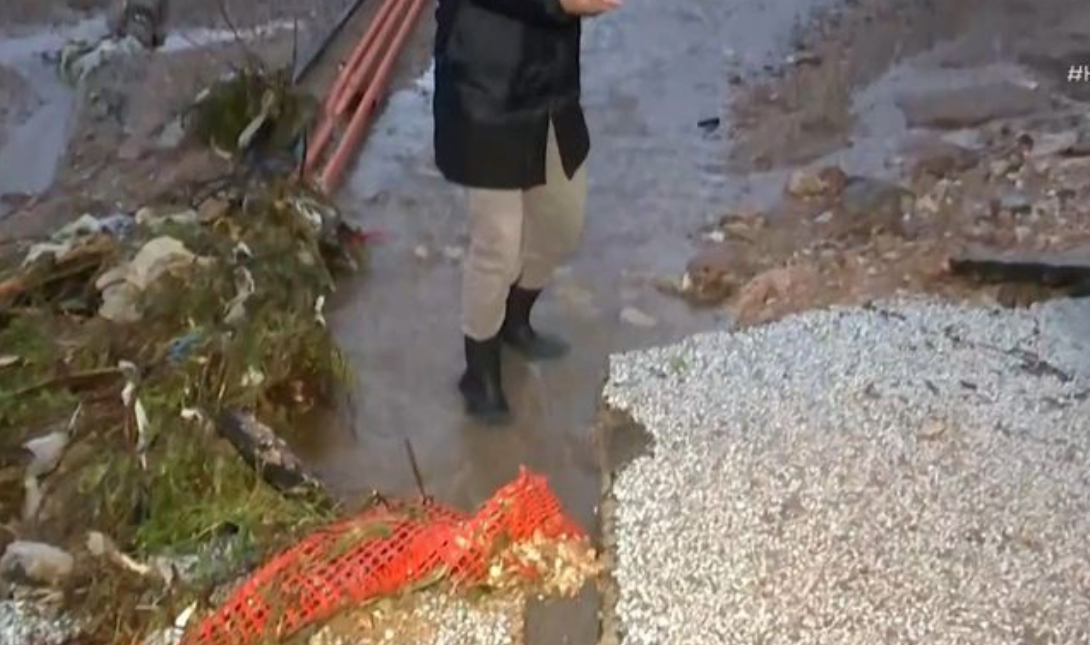 Θεομηνία στη Βάρη: Κόπηκε ο δρόμος στη μέση – Γυναίκα σκαρφάλωσε σε δέντρο για να σωθεί από τα ορμητικά νερά (βίντεο)