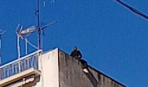 Συναγερμός για γυναίκα που απειλεί να πέσει από την ταράτσα