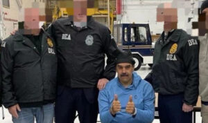 Ραγδαίες εξελίξεις: Στη Νέα Υόρκη ο Μαδούρο και η σύζυγός του – Φωτογραφήθηκε με χειροπέδες και πράκτορες της DEA – Δείτε βίντεο