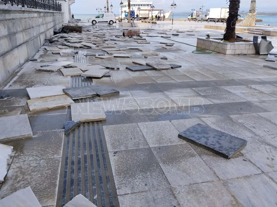 Εικόνες καταστροφής στις Σπέτσες – Η θάλασσα βγήκε στην πλατεία (φωτογραφίες)