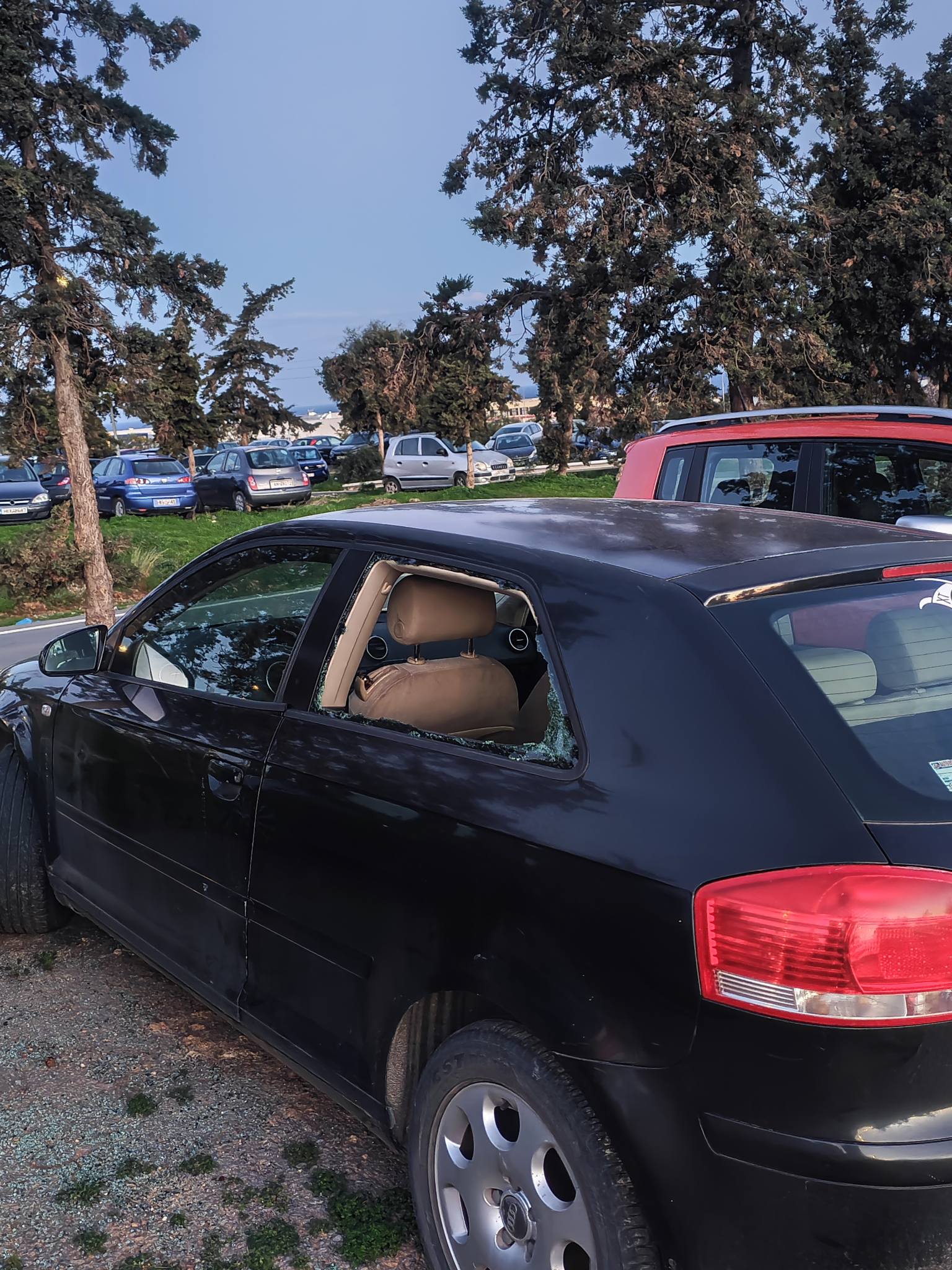 Αεροδρόμιο Ηρακλείου: Άγνωστοι έσπασαν τα παράθυρα σε πάνω από 20 αυτοκίνητα! - Δείτε εικόνες