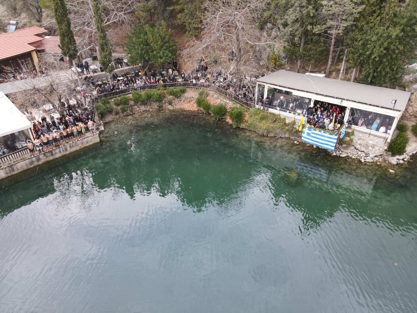 Κρήτη: Μια χήνα… «έπιασε» πρώτη το σταυρό στη Λίμνη Ζαρού – Δείτε φωτογραφίες