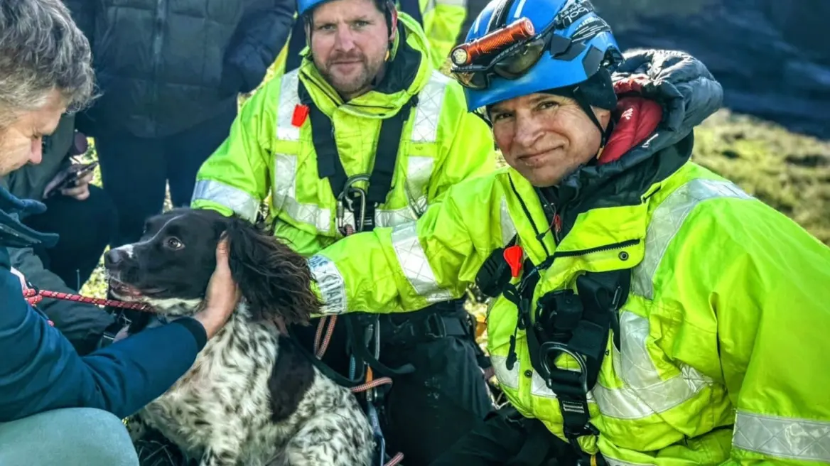 Επιχείρηση διάσωσης για σκύλο που είχε εγκλωβιστεί σε γκρεμό 30 μέτρων στη Βρετανία (Βίντεο)