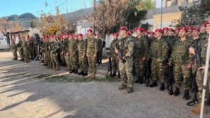 Η Πόμπια γέμισε κόκκινους στρατιωτικούς μπερέδες – Δείτε φωτογραφίες