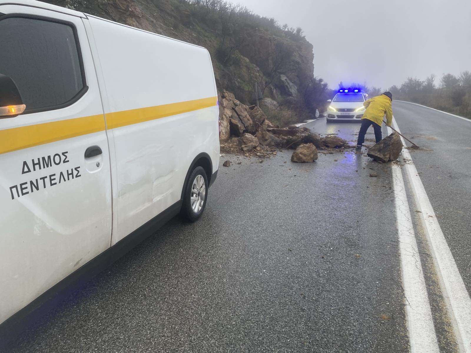 Κατολίσθηση σε δρόμο στην Πεντέλη – Έπεσαν βράχια στο οδόστρωμα