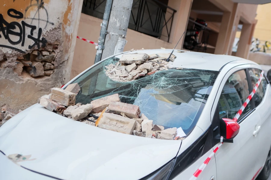 Κατέρρευσε μαρκίζα στέγης και προκάλεσε ζημιές σε σταθμευμένα οχήματα (φωτογραφίες)