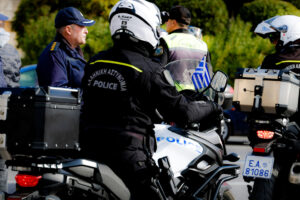 Στο εδώλιο 3 αστυνομικοί για ομαδικό βιασμό της 19χρονης: «Έβγαλε τη ζώνη και το όπλο, δεν αντέδρασα»