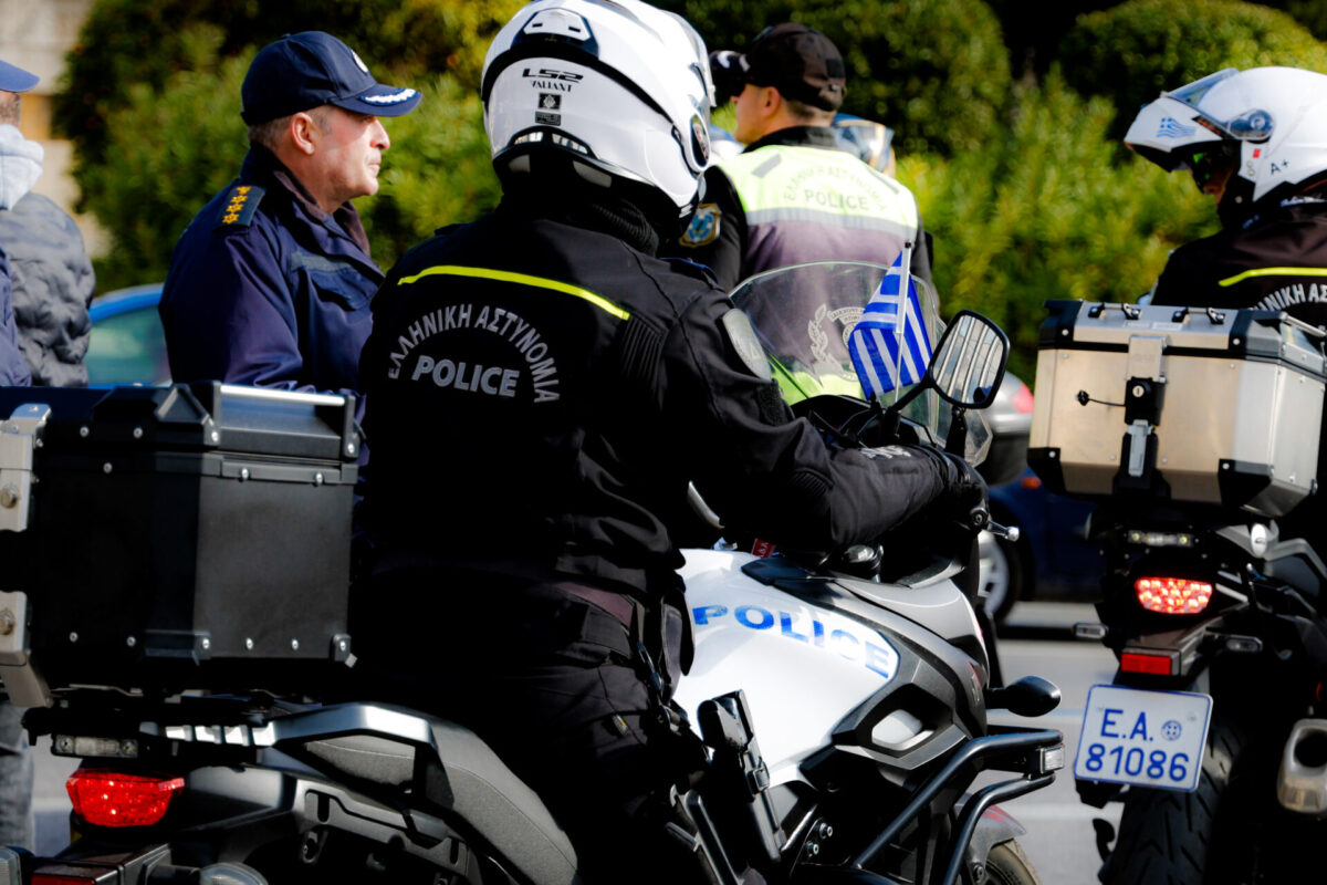 Στο εδώλιο 3 αστυνομικοί για ομαδικό βιασμό της 19χρονης: «Έβγαλε τη ζώνη και το όπλο, δεν αντέδρασα»