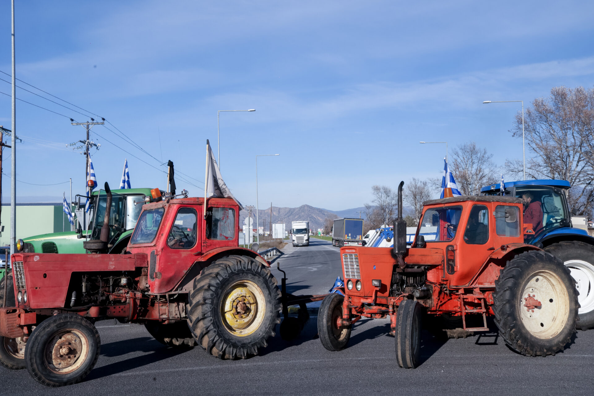Μήνυση για τα βανδαλισμένα τρακτέρ τους κατέθεσαν οι δύο αγρότες από το μπλόκο της Νίκαιας