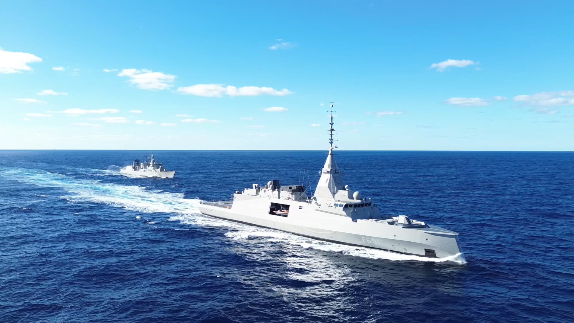 Σε ελληνικά νερά η πρώτη φρεγάτα Belharra «Kίμων»: Ιστορική υποδοχή στον Ναύσταθμο Σαλαμίνας (βίντεο)