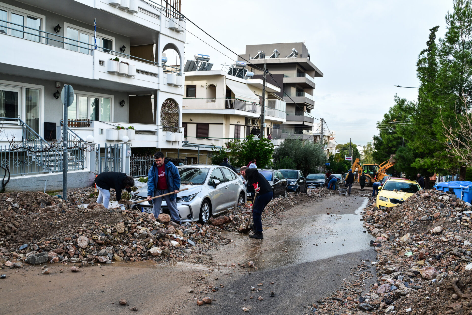 ΔΕΔΔΗΕ για τις καταστροφές στη Γλυφάδα: Συνεχίζονται οι εργασίες για απομάκρυνση εκτεθειμένων καλωδίων υψηλής τάσης
