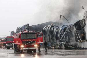 Τραγωδία στα Τρίκαλα: Σκηνές αρχαίας τραγωδίας έξω από το εργοστάσιο της «Βιολάντα» – Συντετριμμένοι οι συγγενείς των νεκρών