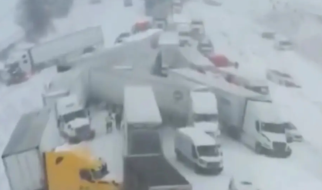 Απίστευτες εικόνες: Καραμπόλα 100 και πλέον οχημάτων σε χιονισμένο αυτοκινητόδρομο στο Μίσιγκαν – Δείτε βίντεο