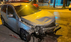 Έπιασε το τιμόνι μεθυσμένη, πήρε σβάρνα 15 αυτοκίνητα και ένα περίπτερο και «καρφώθηκε» σε κατάστημα (βίντεο)