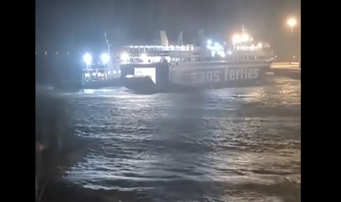 Κακοκαιρία: Πλοίο δίνει μάχη για να δέσει στο λιμάνι της Ρόδου – Δείτε βίντεο