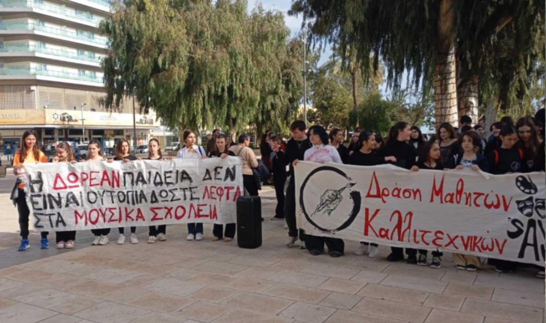 Ηράκλειο: Διαμαρτυρία με μουσική, χορό και τραγούδια από μαθητές του Μουσικού και του Καλλιτεχνικού σχολείου – Δείτε φωτογραφίες