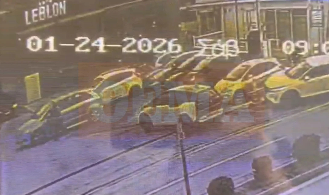 Η στιγμή που άνδρας παρασύρει υπάλληλο των ΕΛΤΑ με το αυτοκίνητό του μετά από καβγά – Δείτε βίντεο