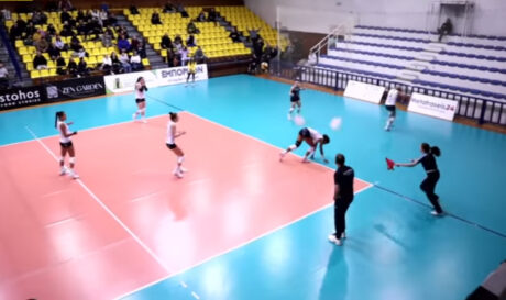 Θεσσαλονίκη: Κομμάτια από το ταβάνι έπεσαν πάνω σε αθλήτρια βόλεϊ! (βίντεο)