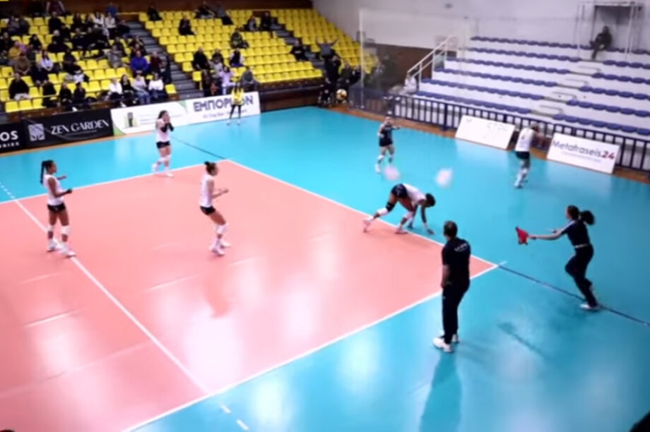 Θεσσαλονίκη: Κομμάτια από το ταβάνι έπεσαν πάνω σε αθλήτρια βόλεϊ! (βίντεο)