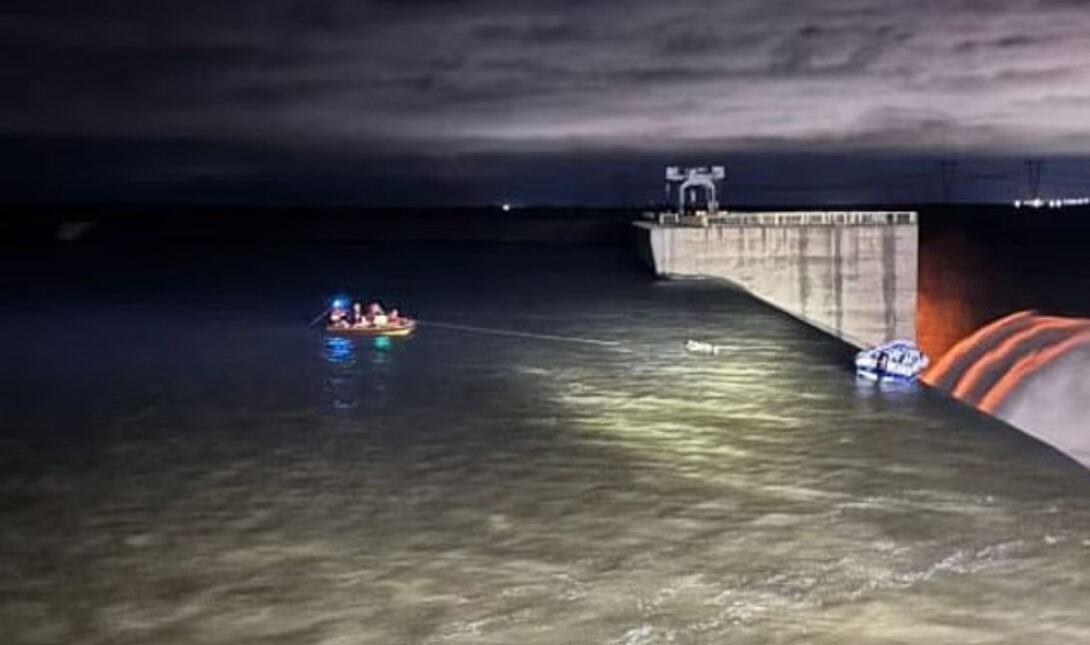 Δραματική διάσωση εγκλωβισμένων ανδρών στην άκρη φράγματος (βίντεο)