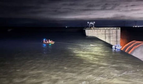 Δραματική διάσωση εγκλωβισμένων ανδρών στην άκρη φράγματος (βίντεο)