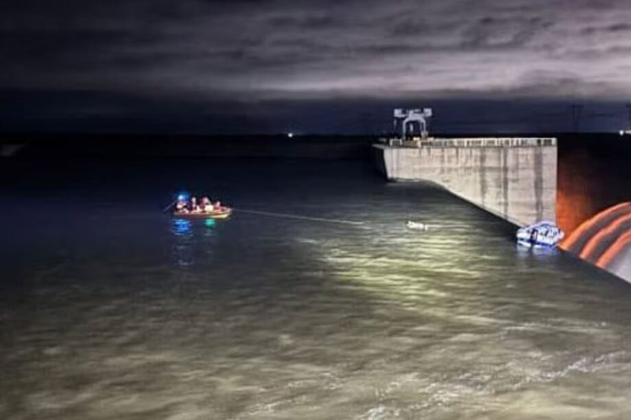 Δραματική διάσωση εγκλωβισμένων ανδρών στην άκρη φράγματος (βίντεο)