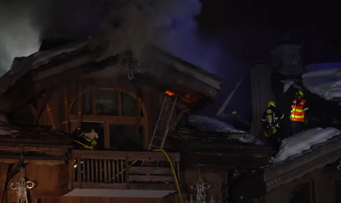 Φωτιά κατέστρεψε πολυτελές ξενοδοχείο στις γαλλικές Άλπεις (βίντεο)