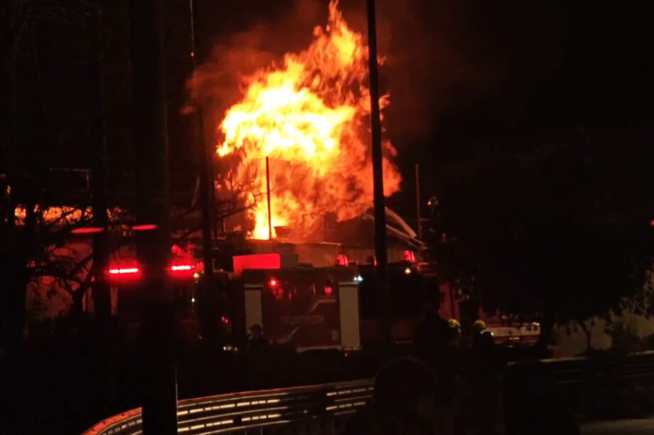 Υπό μερικό έλεγχο μεγάλη πυρκαγιά στα καζάνια στο Πέραμα Αττικής (βίντεο)