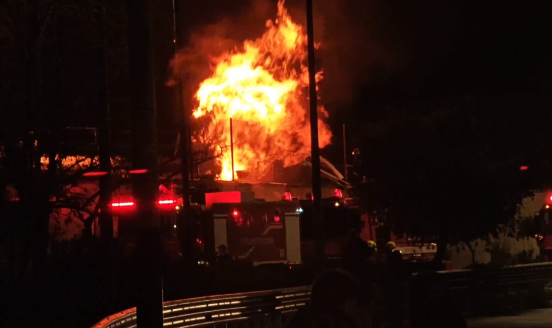 Μεγάλη πυρκαγιά στα Καζάνια στο Πέραμα Αττικής (βίντεο)