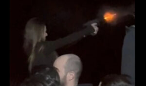 ΕΛΑΣ: Έρευνα για γυναίκα αστυνομικό που πυροβολεί σε γλέντι (βίντεο)