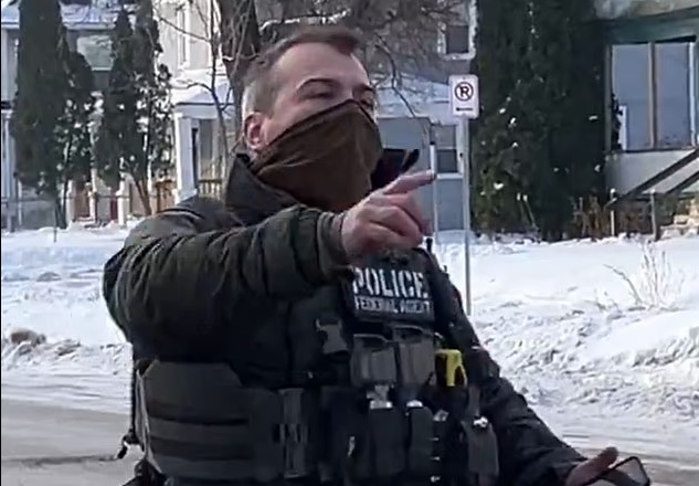 Αυτός είναι ο πράκτορας του ICE που πυροβόλησε και σκότωσε την 37χρονη στη Μινεάπολη