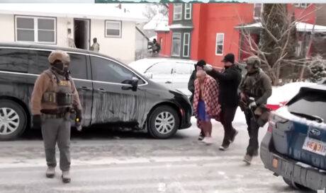 ΗΠΑ: Πράκτορες της ICE εισέβαλαν σε σπίτι και έσυραν άνδρα ημίγυμνο στο χιόνι (βίντεο)