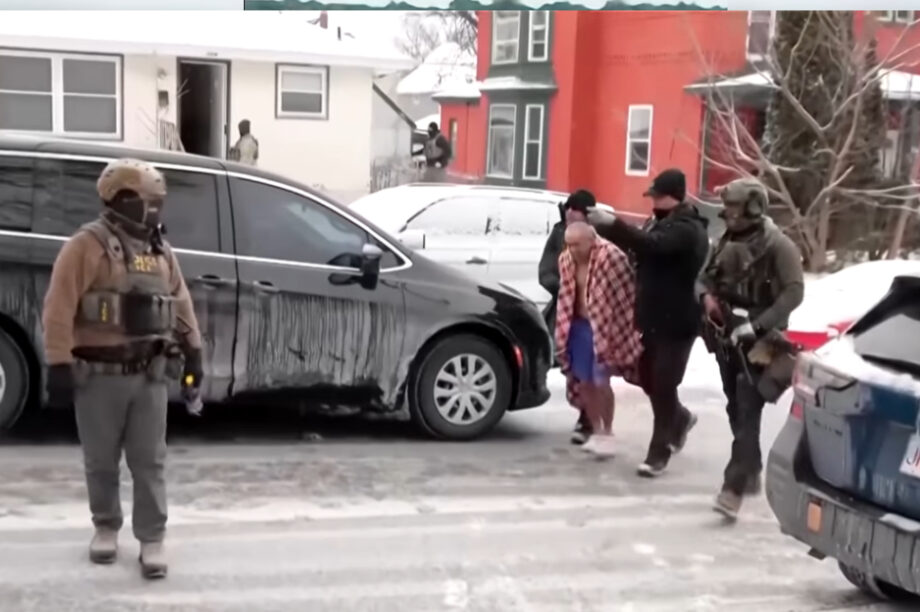 ΗΠΑ: Πράκτορες της ICE εισέβαλαν σε σπίτι και έσυραν άνδρα ημίγυμνο στο χιόνι (βίντεο)